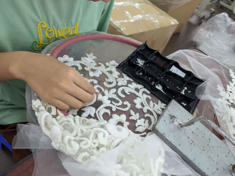 ドレスの刺繍工程